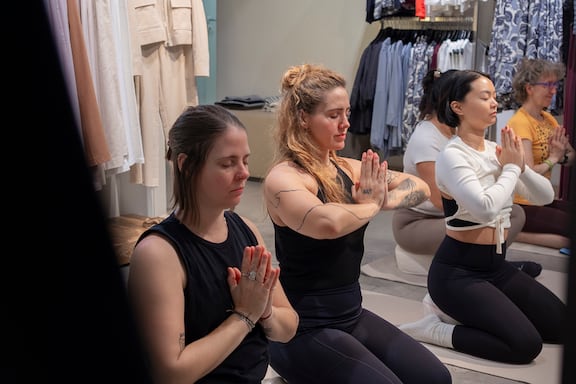 5 frauen beim yoga