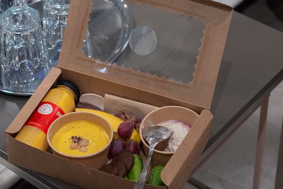 karma foods frühstück in einer papierbox