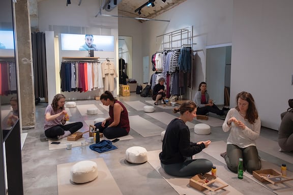 mehrere frauen essen frühstück auf yoga matten