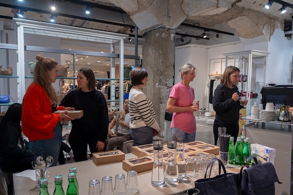fünf frauen warten auf einen kaffee bei der kaffeemaschine
