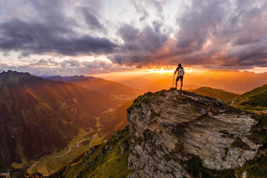 Abendstimmung Mann blickt ins Tal