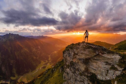 Abendstimmung Mann blickt ins Tal