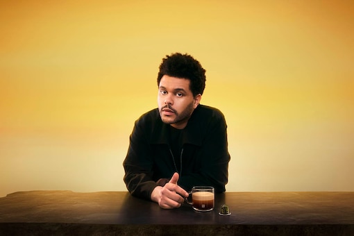 sänger the weeknd mit einer tasse kaffee