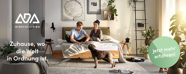 Frau und Mann sitzen auf ihrem Bett