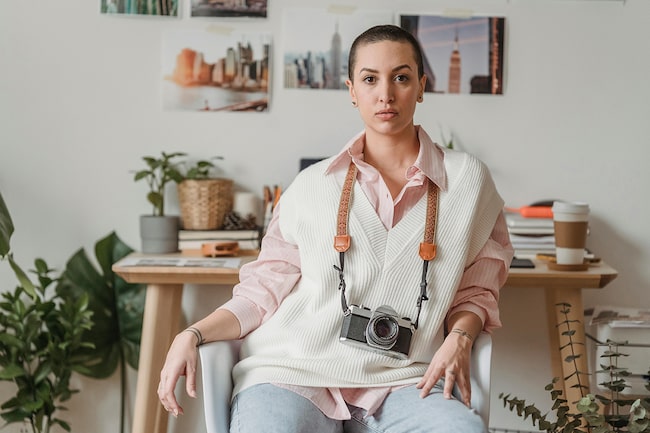 Ob vor oder hinter der Kamera: Dein Outfit unterstützt deinen Auftritt.