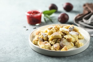 Low-Carb Kaiserschmarren, Fruchtsauce, Kaiserschmarren, Teller, Rezept, Süßspeise, carpe diem