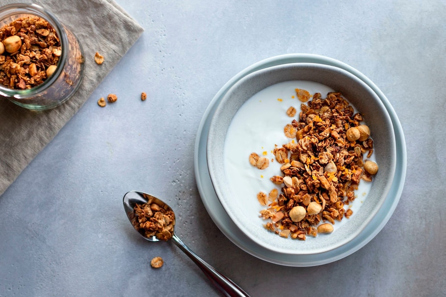 Griechischer Joghurt, Keto-Granola, Schüssel, Nüsse, Löffel, Frühstück, Snack, Rezept, carpe diem