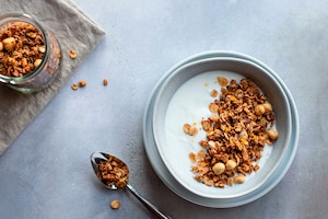 Griechischer Joghurt, Keto-Granola, Schüssel, Nüsse, Löffel, Frühstück, Snack, Rezept, carpe diem