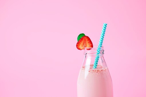 Roter Power Smoothie, Smoothie, Erdbeere, Flasche, Strohalm, rezept, Frühstück, carpe diem