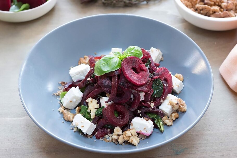 Rote Rüben Salt mit Schafskäse und Walnüssen.