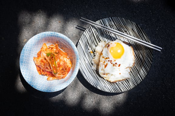satt & selig Podcast von carpe diem Wohlfühlgericht Rezept Kimchi mit Eierreis / Kim kocht Sohyi Kim