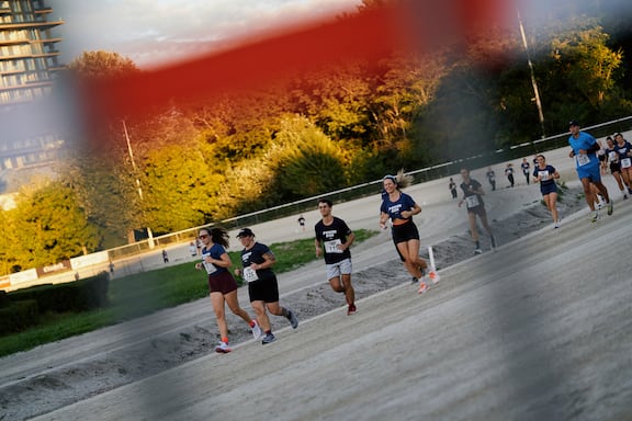 Teilnehmerinnen und Teilnehmer beim Laufen auf dem POWER RUN.