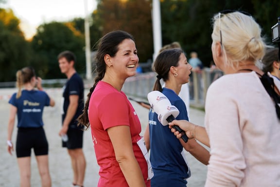 Eine Teilnehmerin des POWER RUN wird von einer ServusTV Journalistin interviewt.