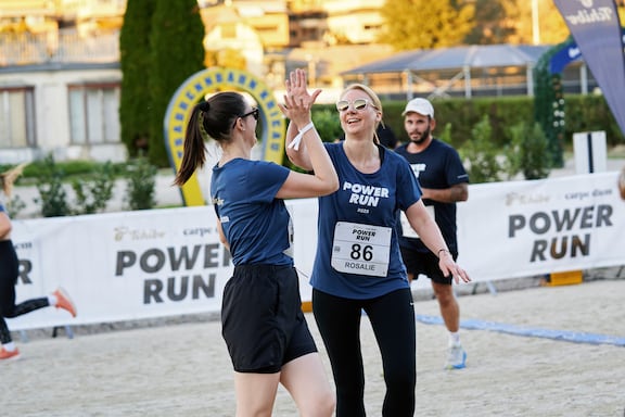 Teilnehmerinnen des POWER RUN klatschen sich in die Hände.