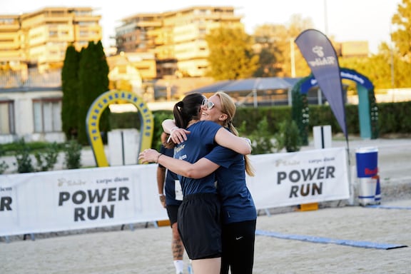 Zwei Teilnehmerinnen des POWER RUN nehmen sich in die Arme.