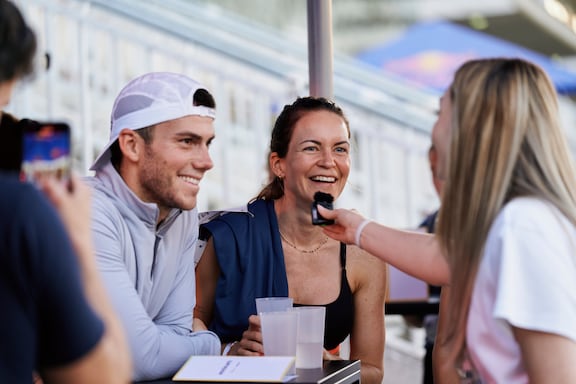 Ein Teilnehmer und eine Teilnehmerin des POWER RUN werden interviewt.