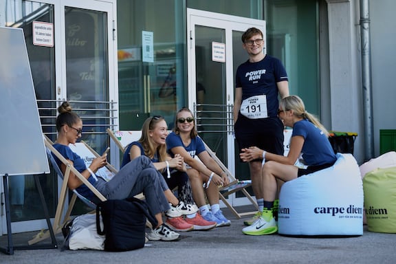 Teilnehmerinnen und Teilnehmer des POWER RUN sitzen zusammen.