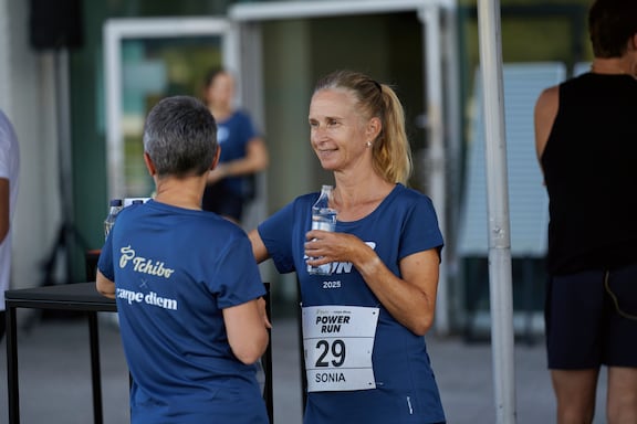 Zwei Teilnehmerinnen des POWER RUNs unterhalten sich.