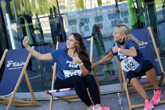 Teilnehmerinnen des POWER RUN sitzen auf Liegestühlen und machen ein Selfie.