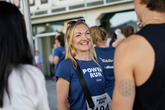 Eine Teilnehmerin des POWER RUN lächelt.