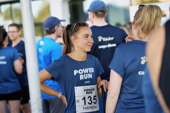 Eine Teilnehmerin des POWER RUN lächelt.