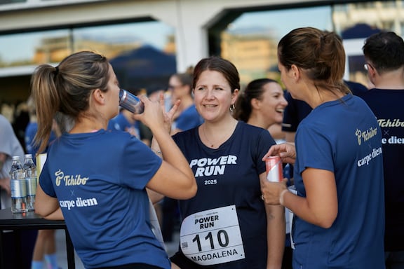 Drei Teilnehmerinnen des POWER RUN unterhalten sich im stehen und trinken Red Bull.