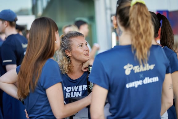 Teilnehmerinnen des POWER RUN unterhalten sich miteinander.