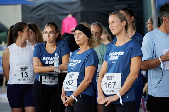 Die Teilnehmerinnen des POWER RUN hören interessiert der Moderation von Alina Marzi zu.