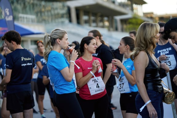 Teilnehmerinnen des POWER RUN unterhalten sich und trinken dabei Red Bull Organics.