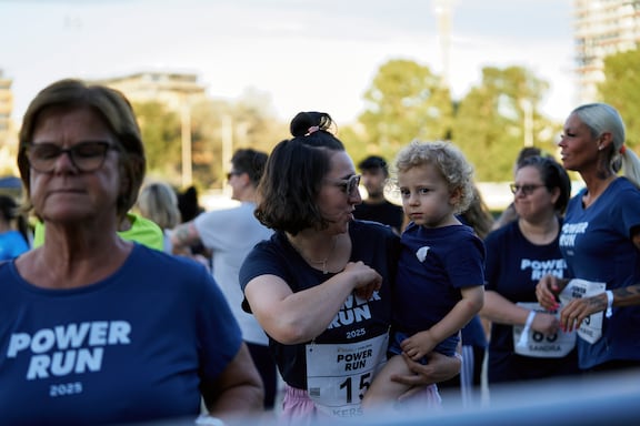 Eine Mama und ihr Kind beim POWER RUN.