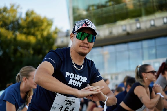 Ein Teilnehmer wärmt sich für den POWER RUN auf.