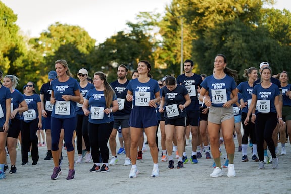 Teilnehmerinnen und Teilnehmer des POWER RUN wärmen sich für den POWER RUN auf.