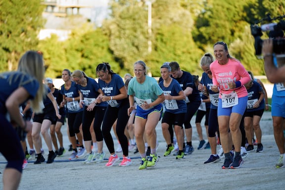 Teilnehmerinnen und Teilnehmer des POWER RUN wärmen sich für den POWER RUN auf.