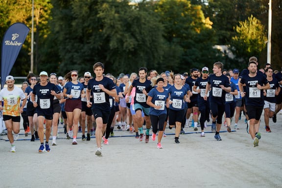 Teilnehmerinnen und Teilnehmer des POWER RUN laufen los.