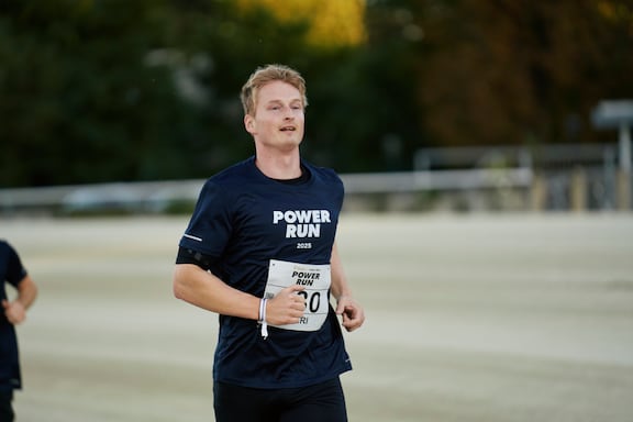 Ein Teilnehmer des POWER RUN beim Laufen.