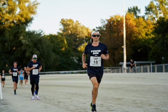 Ein Teilnehmer des POWER RUN beim Laufen.