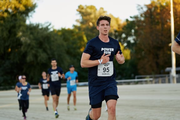 Ein Teilnehmer des POWER RUN beim Laufen.