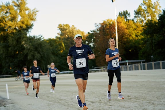 Ein Teilnehmer  und eine Teilnehmerin des POWER RUN beim Laufen.