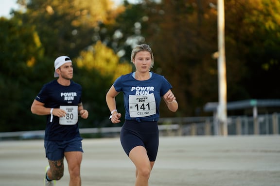 Ein Teilnehmer und eine Teilnehmerin des POWER RUN beim Laufen.