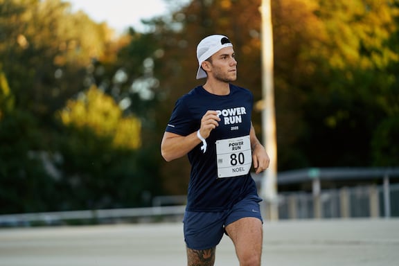 Ein Teilnehmer des POWER RUN beim Laufen.