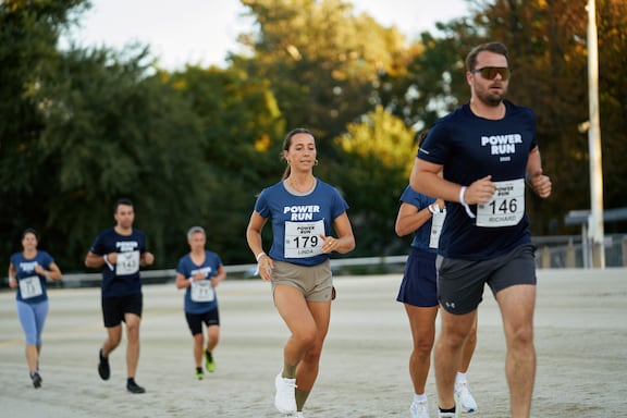 Teilnehmer und Teilnehmerinnen des POWER RUN beim Laufen.