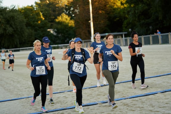 Teilnehmerinnen des POWER RUN beim Laufen.