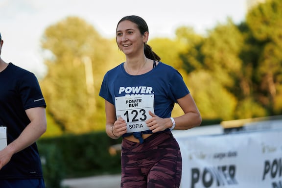 Eine Teilnehmerin des POWER RUN beim Laufen.