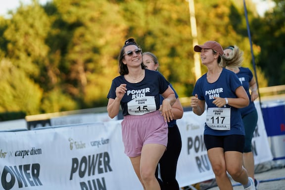 Teilnehmerinnen des POWER RUN beim Laufen.