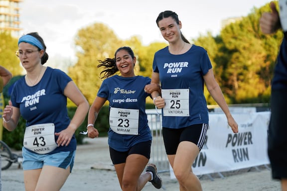 Teilnehmerinnen des POWER RUN beim Laufen.