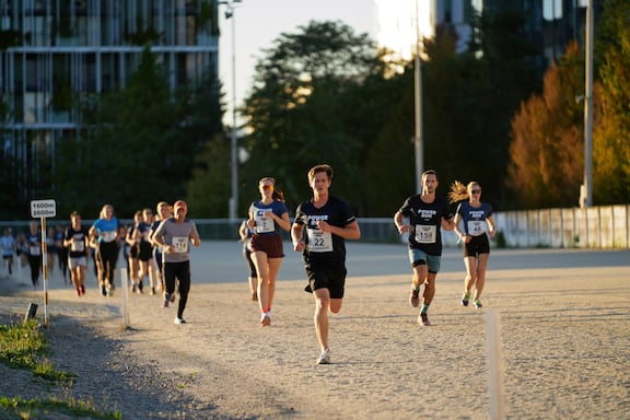 Teilnehmerinnen und Teilnehmer des POWER RUN beim Laufen.