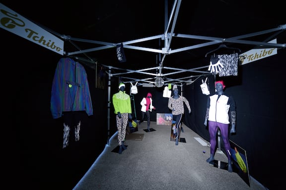 In einem verdunkelten Zelt, wird die neue Laufsport-Kollektion von Tchibo vorgestellt.