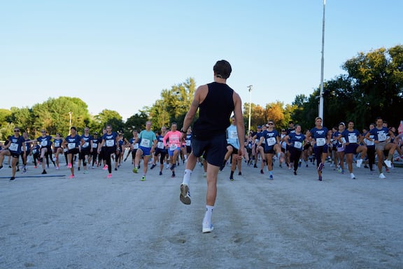 Fabian von Shaped by iB macht Aufwärmübungen mit den Teilnehmenden des POWER RUN.