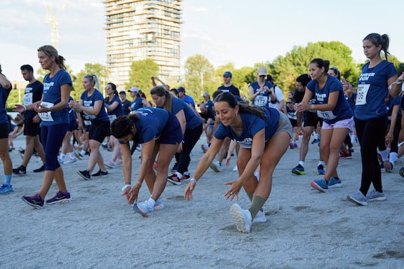 Teilnehmerinnen und Teilnehmer des POWER RUN wärmen sich für den POWER RUN auf.