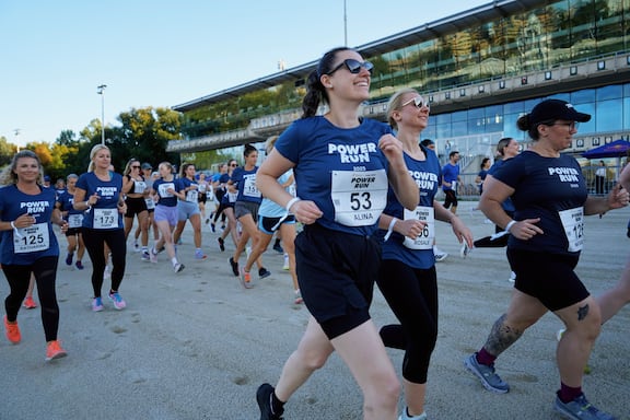 Teilnehmerinnen und Teilnehmer des POWER RUN beim Laufen.